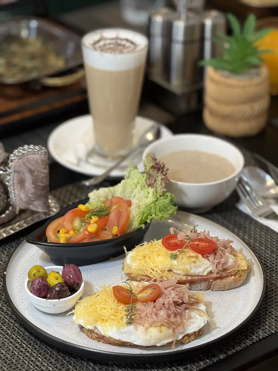 Petit Déjeuner Hollandais — Marchan Park, Tanger